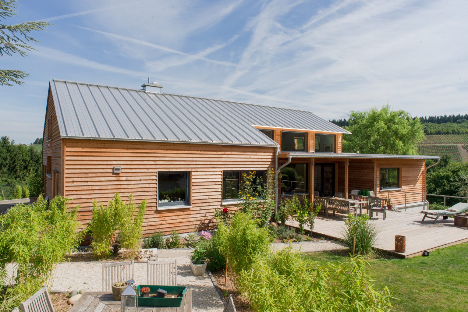 Blick auf die großzügige Terrasse wie im vorherigen Rendering