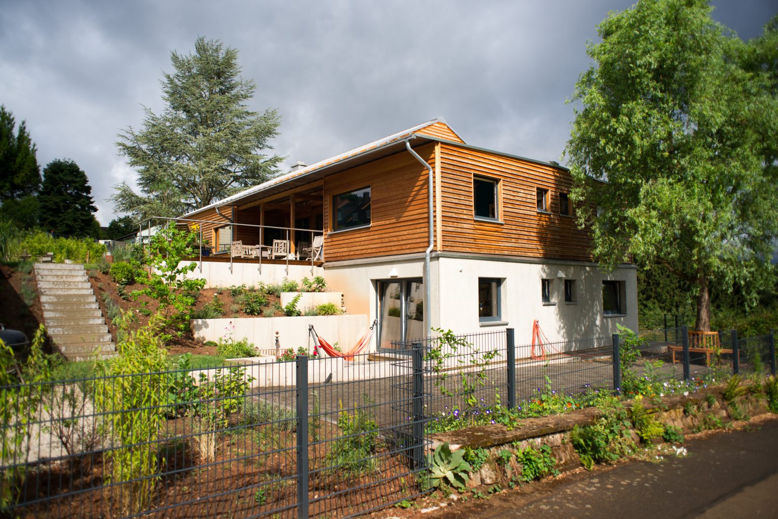 Blick auf Hangterrassierung und ELW mit Erdgeschoss Das Beweisbild Unsere Arbeitsweise von der Skizze zum fertigen Gebäude