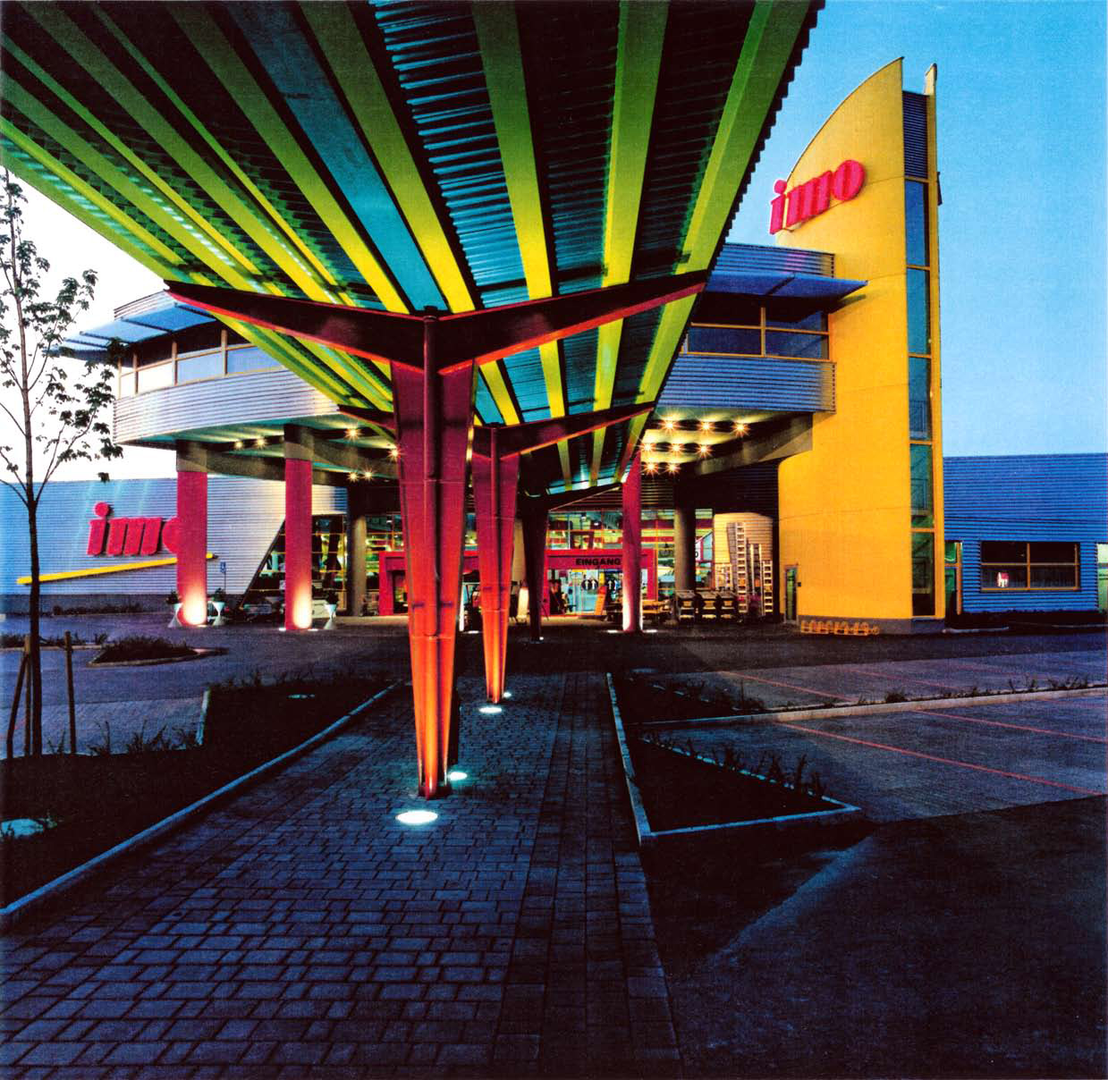 Architektur Überdachung Fußweg Stahlkonstruktion und Farbkonzept