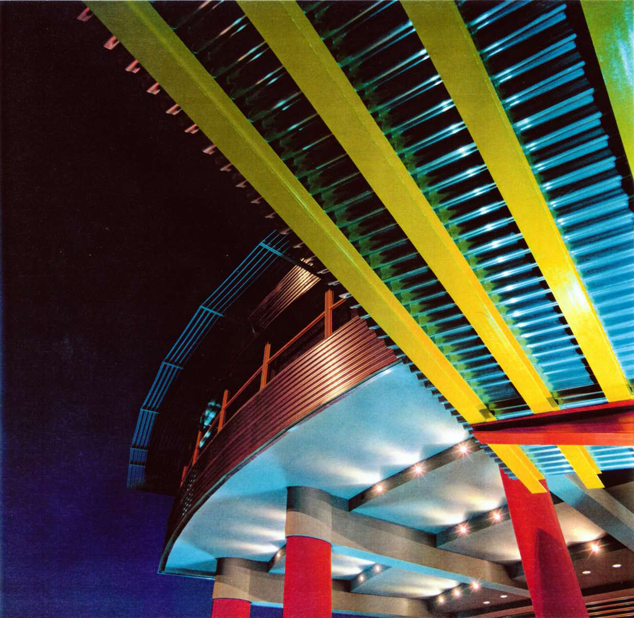 Nachtaufnahme, Farb- und Beleuchtungskonzept Haupteingang, Hinterlüftete Aluminiumfassade und Tragkonstruktion aus Stahl