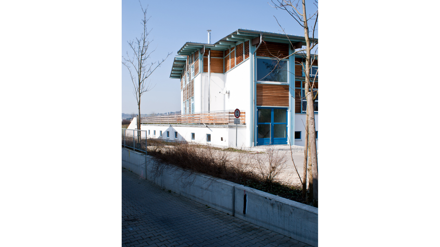 Sportheim SVO Westseite mit vorgelagerter Aussenterrasse