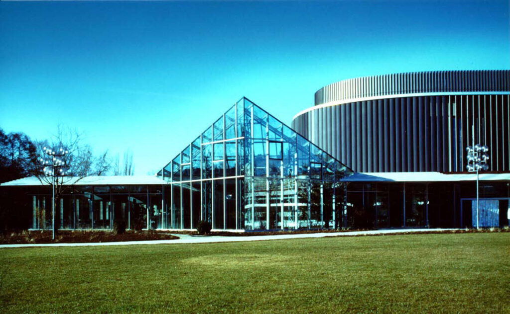 Architektur für öffentliche Bauten. Stadthalle Sindelfingen. Glaspyramide und Lamellenfassade
