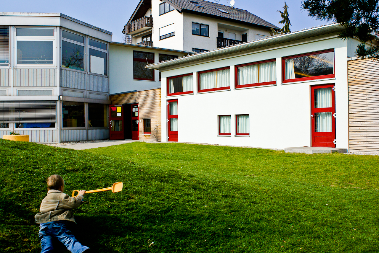 Aussenansicht Läche verkleideter Geräteschuppen an großem Mehrzweckraum Erweiterung KiTa St. Michael in Elchingen.