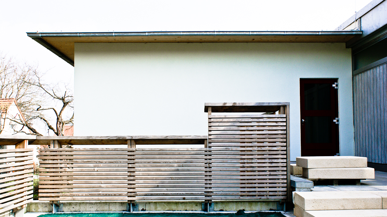 Kindertagesstätte Geländerdetail Lichtspiel auf Lärchenholz Lamellengeländer