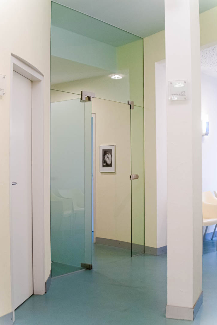 Eingangsbereich nach Praxisumbau, Glastrennwand mit transparenter Türe