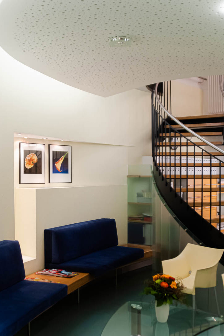 Kontrastreiches Farben- und Lichtspiel vor Wandnische im Wartebereich