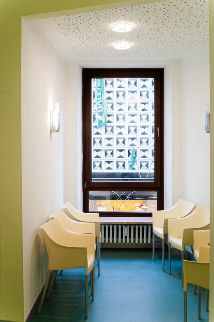 Wartebereich mit Sitzplätzen von großem Fenster zum Verweilen und Lesen