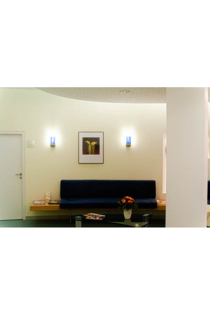 Detailgestaltung Sitzbank mit blauem Sitzbezug und integriertem Ablagetisch