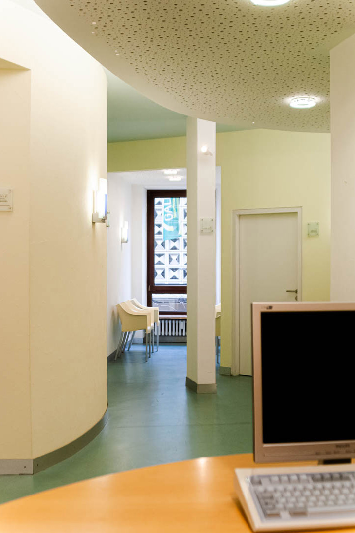 Blick vom individuell gestalteten Empfang zum separaten Wartebereich