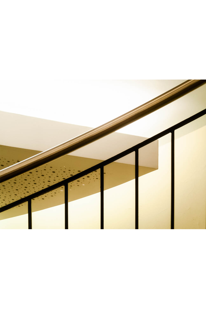 Arztpraxis Trier Treppendetail, Edelstahlhandlauf und Aukustikdeckenpanele in geschwungener Optik