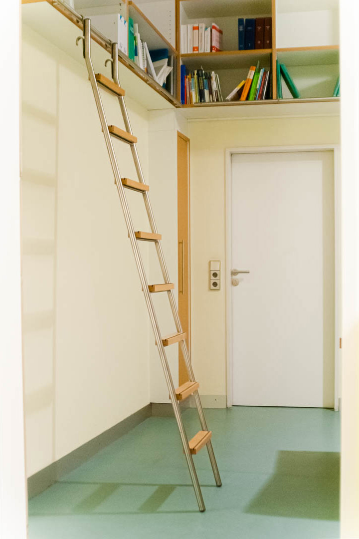 Büchereileiter um die seltener genutzten Unterlagen und Bücher zu erreichen