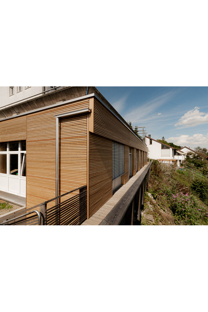 Perspektive Fluchtbalkon. Neue Fassade mit Holzschalung Lärche Paralellogrammfassade
