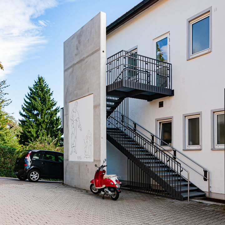 Perspektive Stahl Fluchtreppe, mit Fertigteilbetonwand eingefasst, Kindertagesstätte St. Antonius in Elchingen