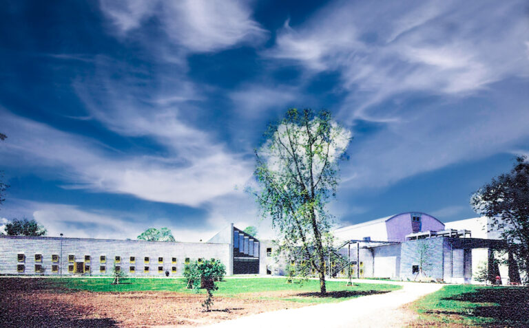 Aussenperspektive Industriegebäude, Ablesbare Architektur geht auch im Industriebau. Hinterlüftete Fassade aus Aluminium. Große Halle mit gewölbtem Tonnendach